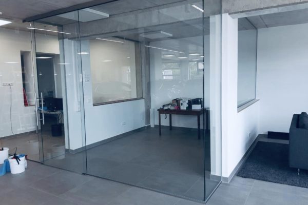 Ganzglasanlage Verkaufsraum