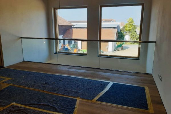 Brüstung mit Handlauf