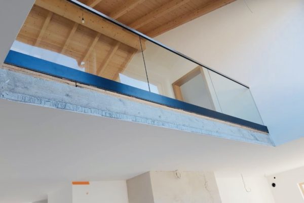 Glasbrüstung zur Sicherheit