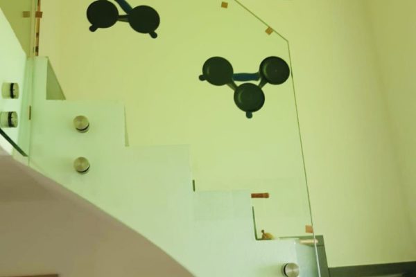 Treppengeländer aus Glas mit Saugheber befestigt