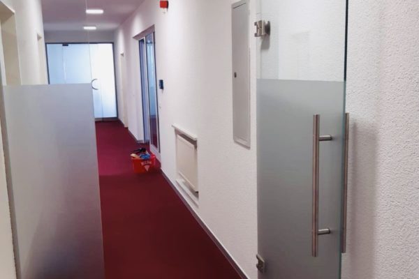 Glastür mit Teilfolierung