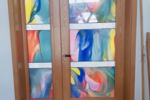 bunte Glasverglasung Holztürrahmen