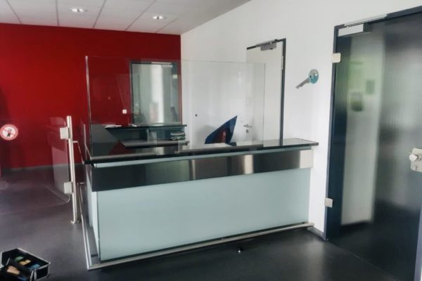 Corona Schutzwände aus Glas