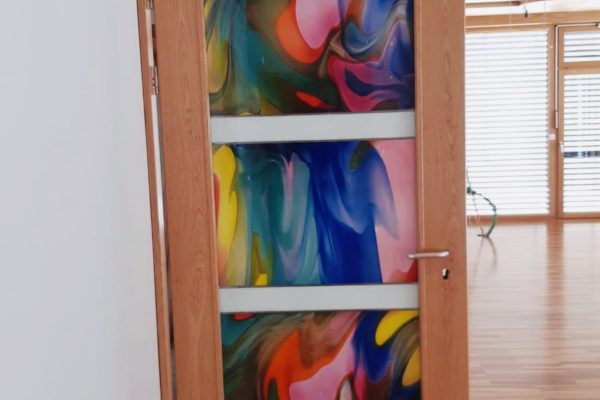 Holztür mit bunter Verglasung